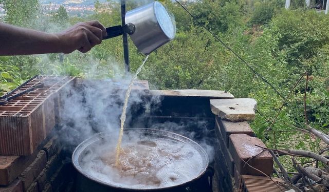 Aydın'da üzümler geleneksel yöntemlerle pekmeze dönüşüyor