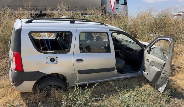 Bolvadin’de kontrolden çıkan otomobil şarampole savruldu