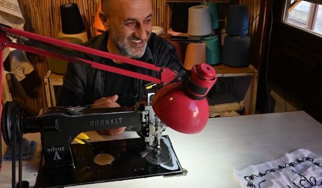 Bakan Göktaş’a Buldan bezi üzerine işlenen tarihi amblem
