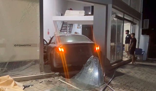 Mersin'de virajı alamayan otomobil galerinin içine daldı