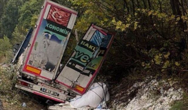 İnegöl'de yağmur nedeniyle kayan tır kanala uçtu