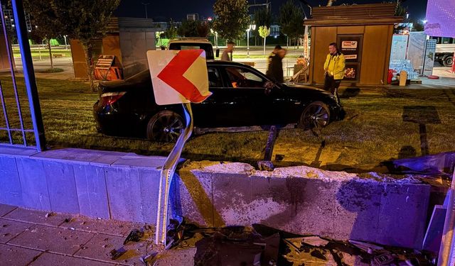 Kayseri’de otomobil havalandı: 1 metrelik duvarı aşıp millet bahçesine girdi