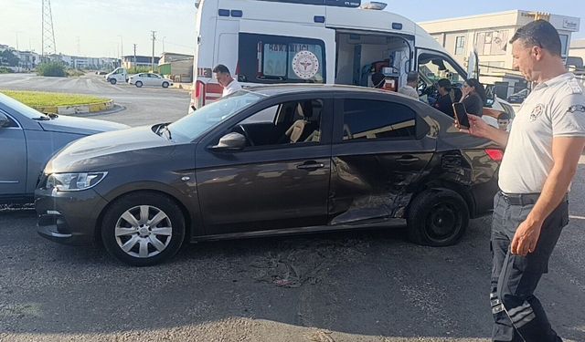 Manavgat’ta kavşakta iki otomobil çarpıştı: Kaza anı kamerada