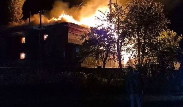 Şavşat’ta tarihi camide çıkan yangın lojmana sıçradı
