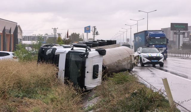Bursa'da tuz yüklü tanker kanala devrildi