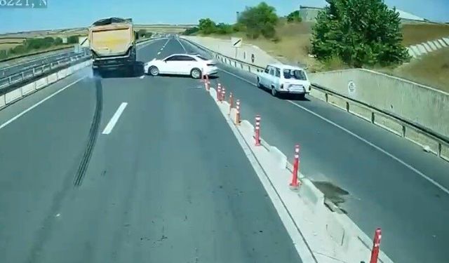 Çorlu’da faciadan dönüldü! Otomobil tırın önüne böyle kırdı