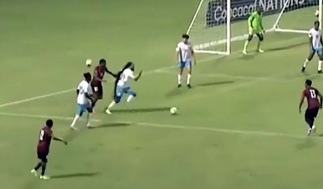 Uzun saçlı futbolcu iki rakibine kırmızı kart aldırdı