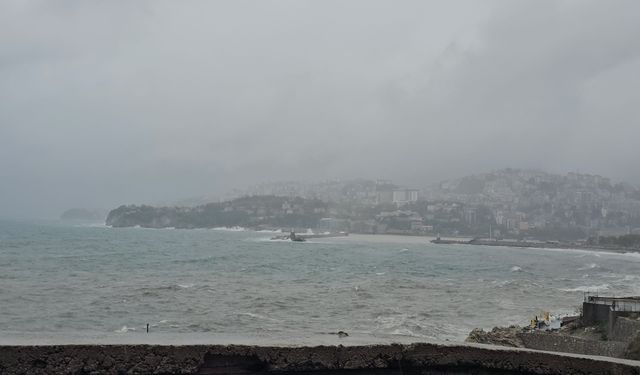 Sağanak sonrası Zonguldak Limanı sarıya büründü