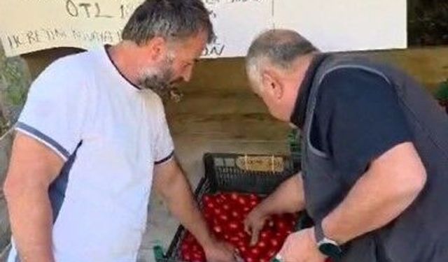 Yol kenarındaki tezgahta satıcı yok, alışveriş var