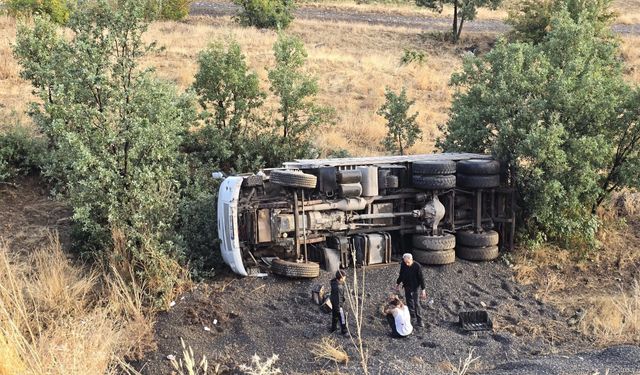 Bingöl-Muş yolunda kamyon devrildi: Sürücü ağır yaralandı