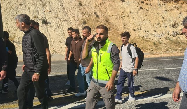 Eruh girişinde tır devrildi, sürücü ağır yaralandı