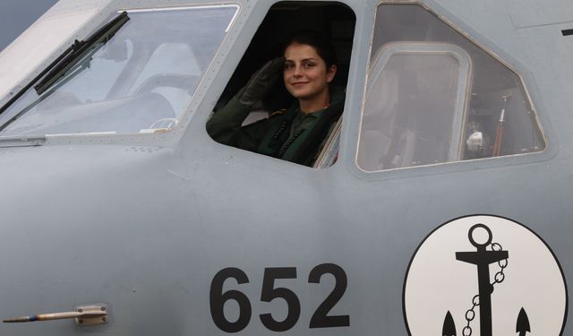 İlk kadın Deniz Karakol uçağı pilotu Hilal Aydın