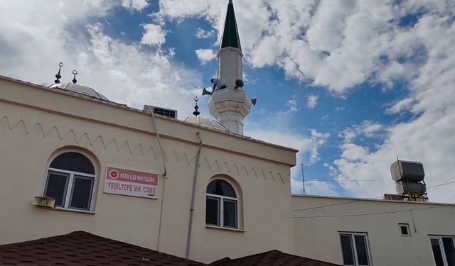 Hatay’da cami minaresine yıldırım düştü