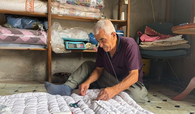 54 yıldır yorgan dikiyor, mesleğinin geleceğinden endişeli