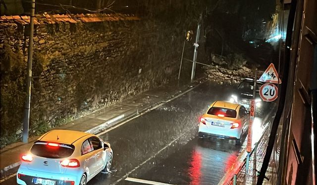 İstanbul'da sağanak hayatı felç etti: Araçlar sürüklendi