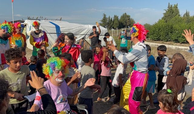 Adana'da mevsimlik işçi çocuklarına palyaçolu eğlence