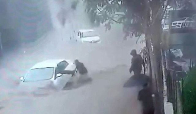 İstanbul'da esnaf, selde mahsur kalan sürücüyü kurtardı