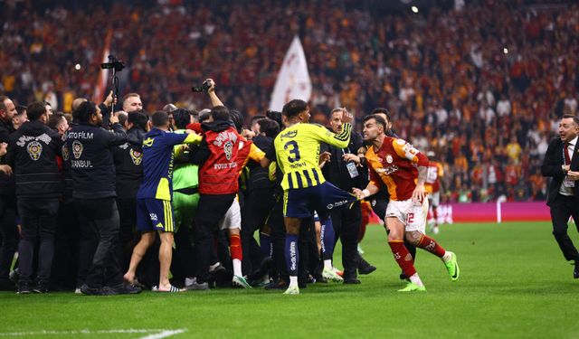 Galatasaray-Fenerbahçe derbisi sonrası saha karıştı!