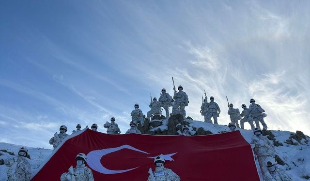 NATO, Türk komandolarının fotoğrafıyla 29 Ekim Cumhuriyet Bayramı’nı kutladı
