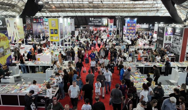 Antalya Kitap Fuarı’nda yazarlar okurlarıyla buluştu
