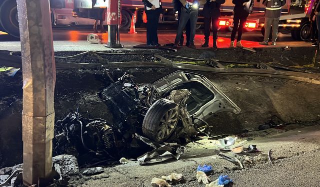Çanakkale’de feci kaza! Otomobil ikiye ayrıldı, 2 genç hayatını kaybetti