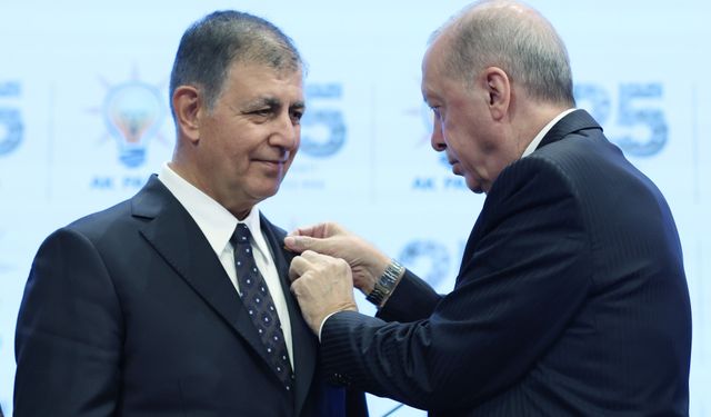 Cemil Tugay AK Parti’ye katıldı, rozetini Erdoğan taktı