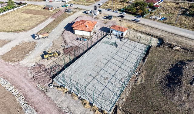 Gicik Köy Konağı ve halı sahada çalışmalar sürüyor