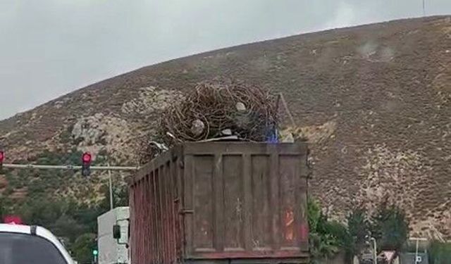Hatay'da hurda demirleri dorseden taştı, trafik ekipleri harekete geçti