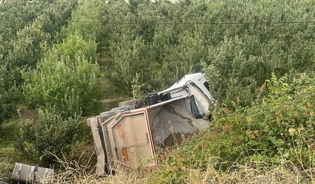Isparta'da kontrolden çıkan tır bahçeye devrildi: 1 ölü
