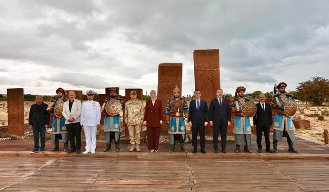 Kübra Güran Yiğitbaşı Ahlat’ın tarihi mekanlarını gezdi