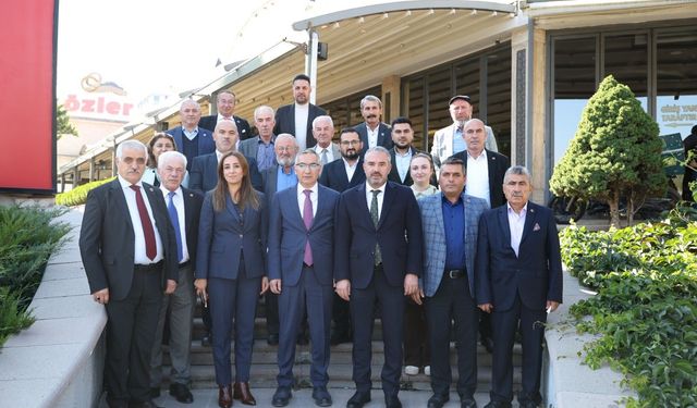 Pursaklar Belediye Başkanı Ertuğrul Çetin, muhtarlarla bir araya geldi