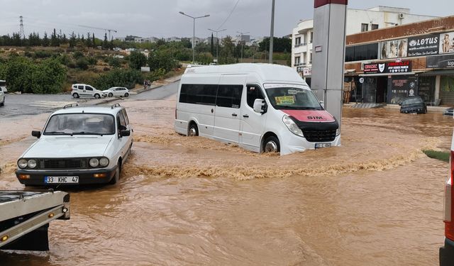 Mersin'de sağanak, hayatı felç etti: Yollar göle döndü