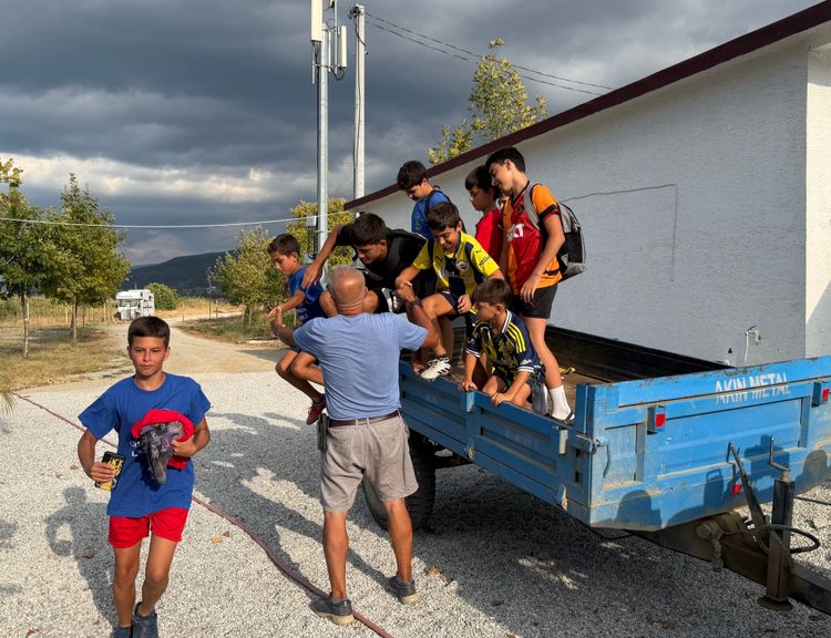 71 yaşındaki antrenör çocukları traktörle spora taşıyor