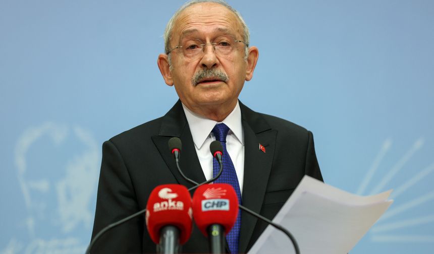 Enkazın altında kalan bu iktidarın deprem konusunda tahminleri yanlış olmuş, neymiş İstanbul’da bekliyorlarmış, Kahramanmaraş merkezli olmuş.. Hayatımda bu kadar devleti tanımayan bir iktidarı ilk kez görüyorum. Devlet dediğimiz kurum bütün risklere karşı önceden hazırlığını yapan kurumdur.

Devlette liyakat esastır. Raporlar var. Bu iktidar sağlıklı çalışan bir devletin kolonlarını kesti. Liyakat önemlidir. Adaleti çürüttüler.

En yetkin insanları kapıya koydular. Devleti yönetenler nerede? Onlar için 1 kişi, 5 bin kişi, 50 bin kişi ölmüş hiç önemli değil, bakmayın ağladıklarına…

Para dağıtarak insanları yanımıza çekebilir miyiz.. Parayla insanların iradesi satın alınır mı? En acılı günde sana para vereceğim denir mi Allah aşkına! İnsanlıktan çıkanlar ancak bunu yapar. İnsanın ne olduğunu bilmeyenler ancak bunu yapar, izlerken utanıyorum, nasıl bir devlet yönetimidir bu. Nasıl bir çürümüşlüktür bu! Anlamakta zorlanıyorum.  Devletin kurumları ortak hareket eder, koordinasyon yapılır.

Raporlar, bilimsel makaleler, TBMM’nin deprem araştırma raporları olmasaydı bilmiyordunuz diyecektim. Biliyordunuz, kast ettiniz, 50 bine yakın yurttaşımızın ölümüne neden oldunuz, daha acı olanı büyük bir kısmı donarak öldü.

Güçlü silahlı kuvvetlerimiz var. Düğmeye basıldığı anda en geç 6 saat içinde ulaşamayacakları Türkiye coğrafyasında hiçbir yer yoktur. Çadırları, sahra hastaneleri, mutfakların tamamını en geç 6 saat içinde yapabilirlerdi. Yaptırmadılar.  İnsanların ölümünü bekledi bunlar. Göz göre göre, bağıra bağıra ölümü gördüler.

İki koca gün geçecek insanlar ölecek ben sizden helallik istiyorum, kimin helalliğini istiyorsun sen!

Devlet yönetilmiyor. Bugün Cumhurbaşkanlığı bünyesinde deprem kurulu oluşturulması kararı almışlar.Rahmetli Ecevit, Marmara depreminden sonra Ulusal Deprem Konseyi’ni kurdu. Başında da TÜBİTAK vardı. Onun ilk genelgesi de bu. 2007’de ilk yaptıkları iş bu kurulu kapatmak oldu, şimdi kurul açıyorlar. Devlette devamlılık esastır.  Bunlar devlet benimle başladı diyor, benden önce devlet yoktu diyor. Devleti bir felaketle karşı karşıya getirdi.

Deprem olayı sadece siyasal iktidarların, siyasi partilerin gündemin de değil MGK’nın da gündemindeydi. Sen MGK’nın başkanısın, Kızılay’ın onursal üyesisin. Sen cumhuriyetten intikam mı almak istiyorsun?
