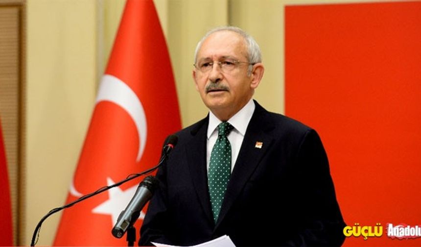 NASIL TİCRETHANEYE DÖNÜŞÜR?
Kısa sürede toparlanmak, kucaklaşmak hepimizin görevi. AFAD’ın veKızılay’ın çalışanlarına, yöneticilerine değil, teşekkür ederim. Belediye başkanlarımız depremin olduğu her noktada olağanüstü başarılara imza attılar. Bütün belediye başkanları arkadaşlarıma teşekkür etmek bir genel başkan olarak benim görevimdir. Bir felaket ortamında Kızılay nasıl olur da çadır ticareti yapar? Kızılay yetkililerine sesleniyorum.  Deponuzda satılmadık kaç çadırınız kaldıysa getirin hepsini alacağız ve deprem bölgesine göndereceğiz! Öğrencilik yıllarımızda KIZILAY kumbarası taşırdık. Bu kurumun geldiği hale bakın. Bu iktidar bu devletin kolonlarını kesti