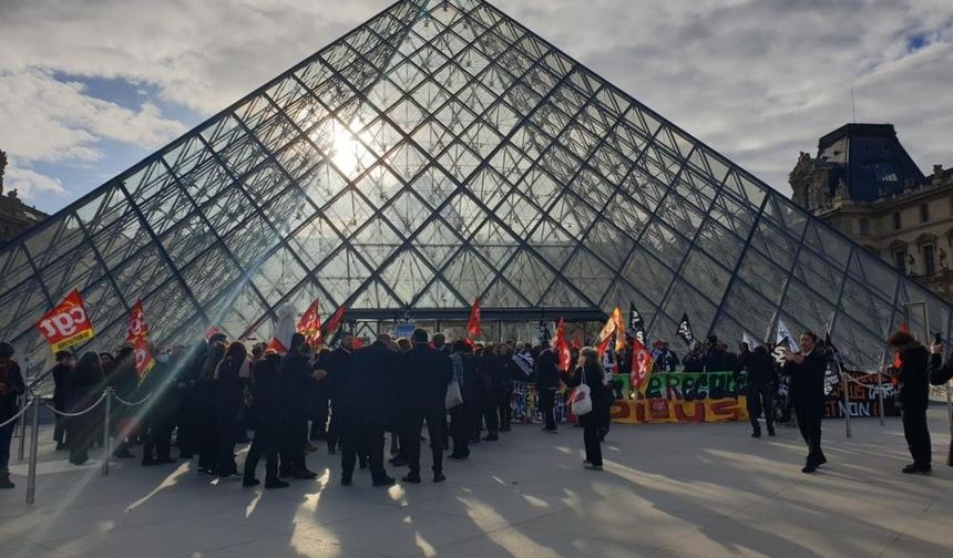 Fransa'da eylemciler, Louvre Müzesi'nin girişini kapattı