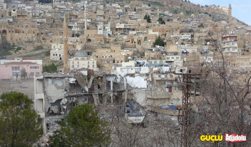 Mardin'in dokusunu bozan beton evler yıkılıyor