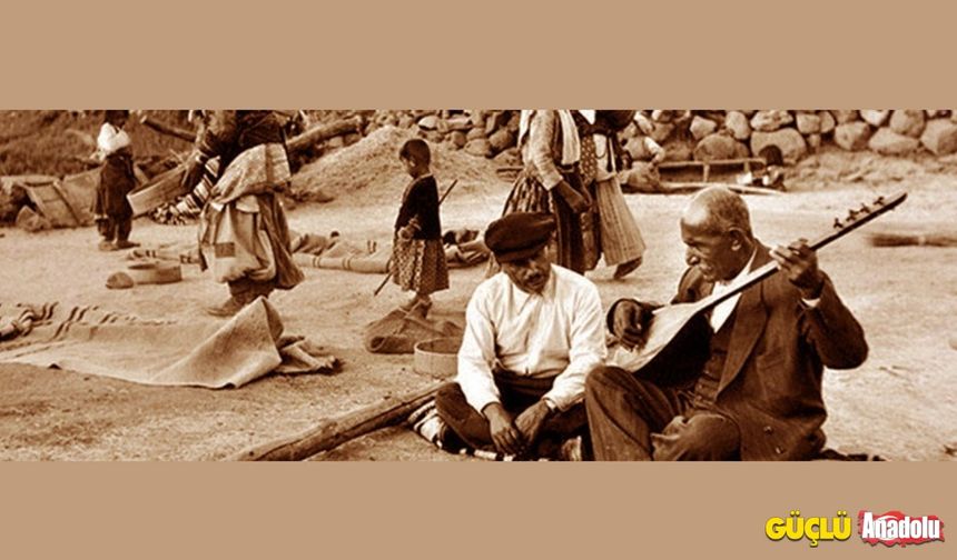 Aşık Veysel, iki kız kardeşini çiçek hastalığından kaybetmiştir. Yedi yaşında yakalandığı çiçek hastalığından sağ gözünü kaybetmiş, sol gözüne ise perde inmiştir. Sol gözüne babasının elindeki övendirenin (ucu çivili uzun değnek) saplanması sonucu tamamen görmez olmuştur. İlk saz derslerini babasının arkadaşı Âşık Alâ’dan (Çamışıhlı Ali Ağa) almıştır.