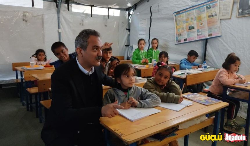Deprem bölgelerinde okullar ne zaman açılacak? Bakan Özer açıkladı!