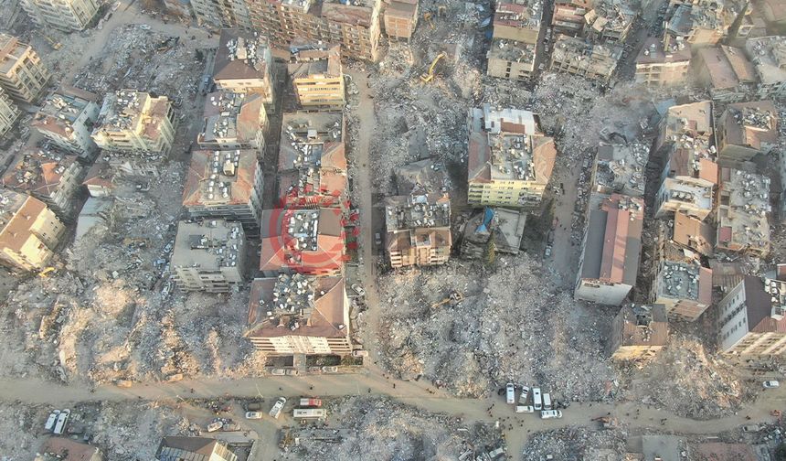 5 NİSAN DEPREMDE HAYATINI KAYBEDENLERİN SAYISI KAÇ OLDU?
İçişleri Bakanı Süleyman Soylu, depremde hayatını kaydeden yurttaşlar hakkında konuştu. Depremin 59. gününde Soylu, şunları kaydetti:
"Can kaybı 50 bin 399'a yükseldi. Vefat az açıklanıyor sözleri spekülasyon, kimliklendirme sürüyor, sayı güncellenebilir. Kimse ümitsiz olmasın, Hatay bizim mirasımız. Hatay eskisinden güçlü şehir olacak. Antakya'nın yüzde 80'i bomboş olacak, Hatay tarımdan ekonomiye kadar ihya olacak."