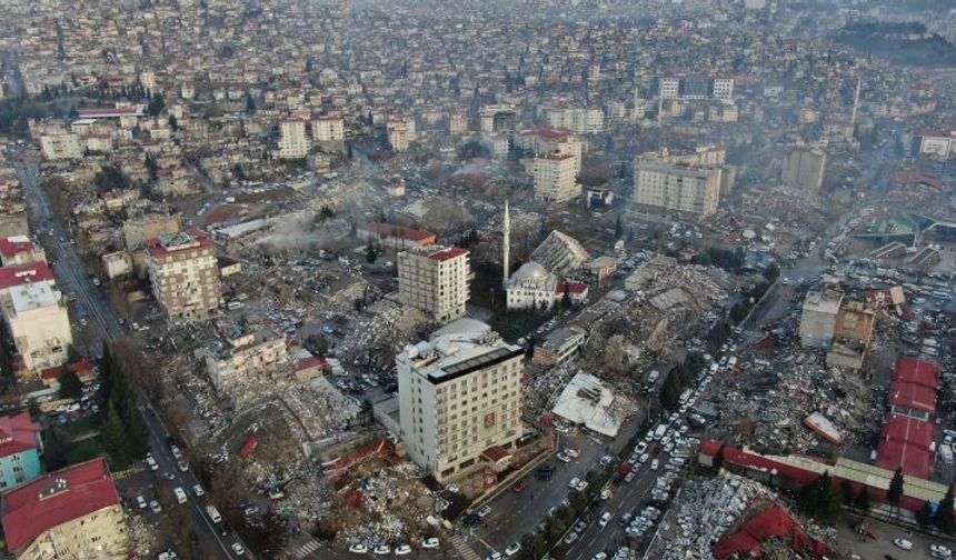 6 Şubat tarihinde Kahramanmaraş merkezli olmak üzere 7.7 ve 7.6 şiddetinde iki deprem meydana geldi. Depremlerden 10 il büyük hasar alırken artçı depremlerde devam ediyor.