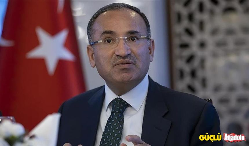 GENEL AF ÇIKAR MI?
Yaklaşık olarak 120 bin mahkumu ilgilendiren ve genel affı kapsamayan kısmi af, 31 Temmuz 2023 tarihine kadar uzatılmıştı. Covid izni cezaevleri için devam ediyorken Adalet Bakanı Bekir Bozdağ, yargı paketiyle ilgili yaptığı açıklamada çalışmada infaz düzenlemesinin yer almayacağını söyledi.
Şu an için açık cezaevlerinden izne gönderilen mahkumlara yönelik bir açıklama bulunmuyor. Konuyla ilgili yeni bir açıklama geldiğinde detaylar eklenecektir.