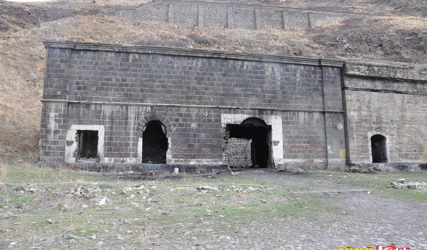 Kars'taki tarihi yapılar için acil eyleme geçilmeli
