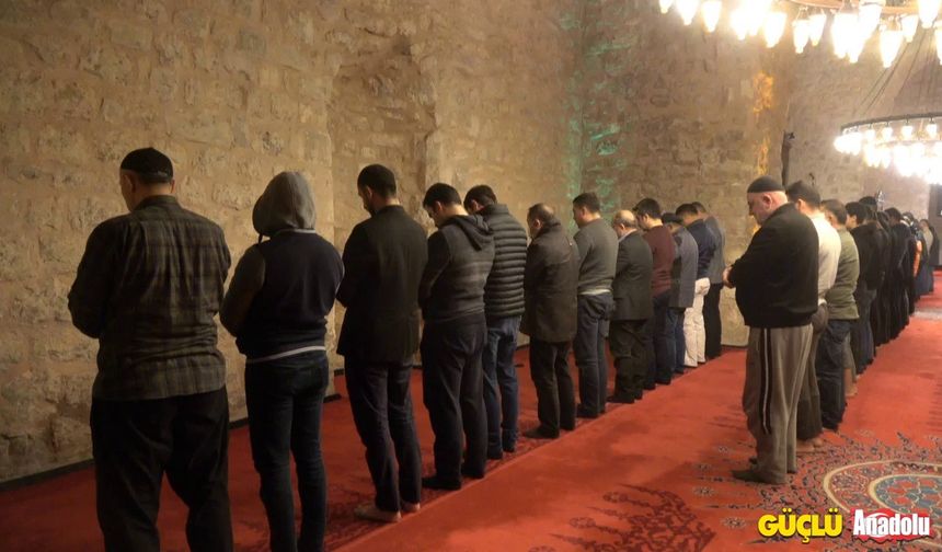 Kurt, “Ben bu caminin cemaatlerinden biriyim. Bu caminin bir özelliği de yazın serin olması kışın sıcak olmasıdır. Cemaat tarafından tercih ediliyor. Bu caminin geçmişi Selçuklulara dayanıyor. Selçuklular zamanında ecdatlarımızın emeğiyle yapılan bir camidir. Genellikle turist kesimi bu camiyi çok ziyaret ediyor. Siirt’e bulunan bu caminin cemaati de çok kalabalıktır. Cemaat bu camide namaz kılmayı çok seviyor. Ben restore zamanında buradaydım şahit oldum. Caminin bir özelliği de altında 4 koldan su birleşiyor. Yıllara meydan okuyan bir camidir. Şu anda da halen sapasağlam ve muazzam bir camidir” dedi.