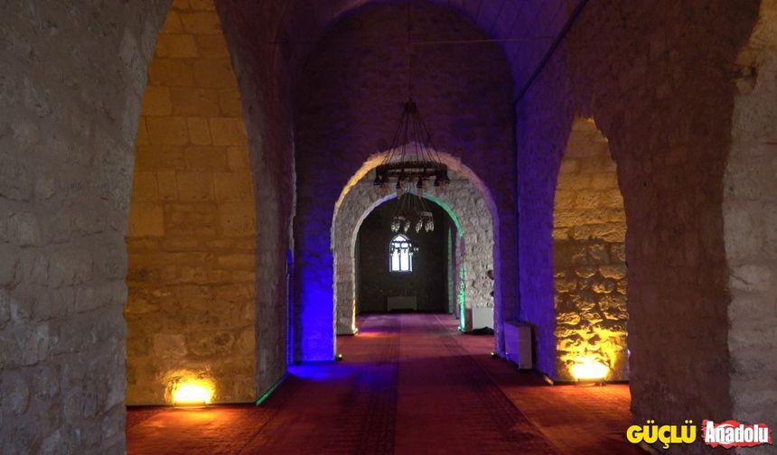 Selçuklu hükümdarlarından Muguziddin Mahmud emriyle 1129 yılında camide meftun bulunan Şeyh İshak Hazretleri adına yaptırılan 9 asırlık cami, Kahramanmaraş merkezli depremlere rağmen ilk gün ki gibi vatandaşları ağırlamaya devam ediyor.