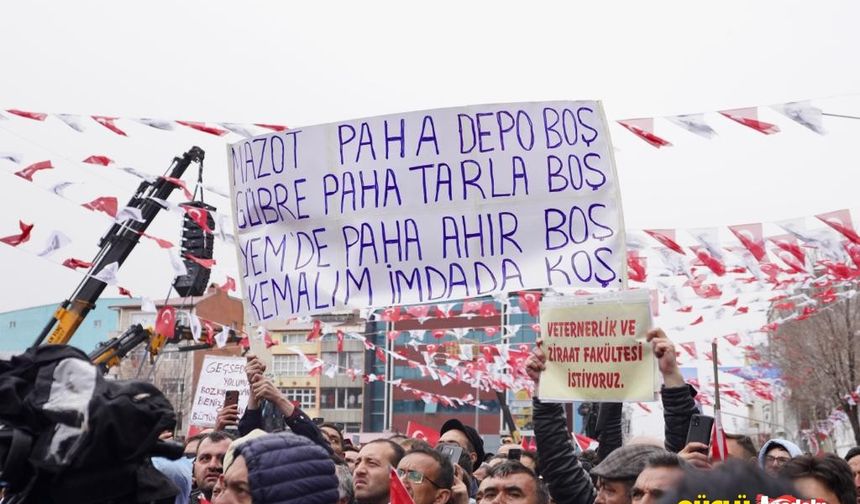 “KİMSE KİMSEYE MUHTAÇ OLMAYACAK”

Gençlere, kadınlara ve çocuklara yönelik projelerinden söz eden Kılıçdaroğlu, şöyle konuştu: 

“Allah nasip ederse, hiçbir çocuğun yatağa aç girmediği, her evde huzurun, her evde bereketin olduğu bir düzeni getireceğiz. Kimse kimseye muhtaç olmayacak. Ve her kadının sosyal güvencesinin temeli, aktörü, devletin kendisi olacak. Devlet, yanınızda olacak. Devlet sizi birilerine muhtaç etmeyecek. Bunu da bilmenizi isterim. Dışarıdan et getiriyorlar. Dışarıdan canlı hayvan getiriyorlar. Dışarıdan arpa getiriyorlar. Dışarıdan yulaf getiriyorlar. Dışarıdan mısır getiriyorlar. Dışarıdan ne geliyorsa getiriyorlar. Allah aşkına, bu ülkenin ovaları yok mu? Tarlaları yok mu? Çalışan insanları yok mu? Hepsi var. Onlar beşli çetelere çalışıyorlar. Ben halka çalışacağım. Beşli çete deyince; onlara milyar dolarları aktardılar. 418 milyar dolar aktardılar. 418 milyar doları söke söke alacağım ve Ankara’ya getireceğim. Sanıyorlar ki ‘Biz dışarıya para getirdik, kimse bunu görmez.’ Bay Kemal görür ve o paraların tamamını getirir, bu millete verir. Ben sizden bir şey istiyorum. Sandığa giderken elinizi vicdanınıza koyun ve oyu öyle kullanın. Kul hakkı yiyene oy vermeyin.”