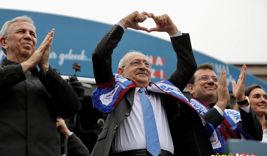 Millet İttifakı’nın Cumhurbaşkanı adayı, CHP Genel Başkanı Kemal Kılıçdaroğlu, yardımcıları İBB Başkanı Ekrem İmamoğlu ve Ankara Büyükşehir Belediye Başkanı Mansur Yavaş ile birlikte Ardahan’ı ziyaret etti. Yağmura rağmen Kongre Caddesi’ni dolduran Ardahanlılar, 3 lidere sevgi gösterilerinde bulundu. 

KILIÇDAROĞLU: “HAKKI DA HUKUKU DA ADALETİ DE MUTLAKA GETİRECEĞİM”

Konuşma yapacağı platforma, “Hak, hukuk, adalet” sloganıyla gelen Kılıçdaroğlu, “Hiç endişe etmeyin. Ardahan, sen her şeyinle ayağa kalktığın sürece, bu ülkeye hakkı da hukuku da adaleti de mutlaka getireceğim. Adalet sadece Ardahan'a değil, adalet Türkiye coğrafyasına girecek. Adaleti sadece mahkeme salonlarında değil, adaleti yolda, adaleti tarlada, fabrikada, her yerde adaleti arayacağız. Çalışan için de adalet, ev kadını için de adalet. Sınava girenler için de adalet, her şey için adalet. Çünkü, Yüce Yaradan, dünyayı adalet üzerine inşa etti. Adaleti ya getireceğiz ya getireceğiz” dedi. Cumhurbaşkanı yardımcıları İmamoğlu ve Yavaş ile birlikte bütün Türkiye'ye hizmet vereceklerini vurgulayan Kılıçdaroğlu, “Hiçbir ayrımcılık yapmayacağız. Bizim kitabımızda ayrımcılık yoktur. İnsan, insandır ve başımızın üstünde yeri vardır. Herkese hizmet edeceğiz. Onlar gibi yapmayacağız” diye konuştu. İBB’nin destekleriyle Ardahan’a otobüs terminali kazandırıldığını hatırlatan Kılıçdaroğlu, “Belediyenin bütün araçları kiralıktı. Dünyanın parasını ödüyorlardı. Şimdi belediyemizin araçları var mı? Var. Hiçbirisi kiralık değil. Demek ki parayı yerinde kullanırsanız, demek ki kul hakkı yemezseniz, demek ki halka hizmeti Hakk'a hizmet gibi görürseniz, Ardahan'ı da kalkındırırsınız, Türkiye'yi de kalkındırırsınız. Bunu yapacağız” ifadelerini kulandı. 