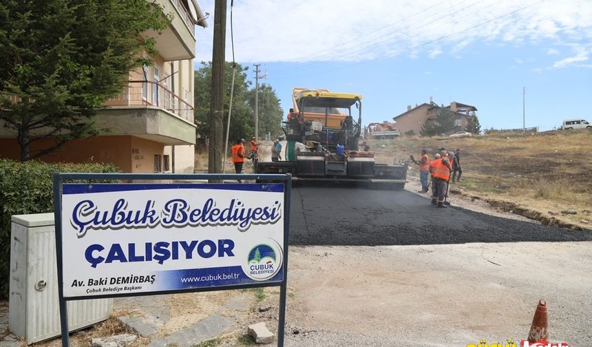 Çubuk Belediyesi, alt yapısı tamamlanan mahallelerde sıcak asfalt dökmeye başladı