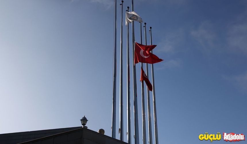 Gölbaşı Belediyesi'nde bayraklar yarıya indirildi