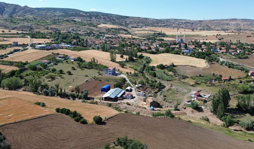 Elmadağ-Karacahasan yolu onarılmayı bekliyor